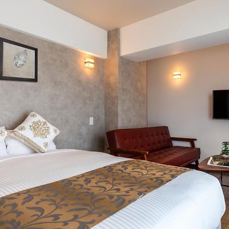 Mr Kinjo 万座ビーチ前 Lejlighedshotel Onna Eksteriør billede