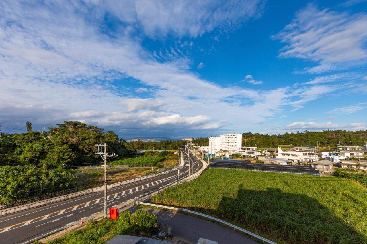 Mr Kinjo 万座ビーチ前 Lejlighedshotel Onna Eksteriør billede