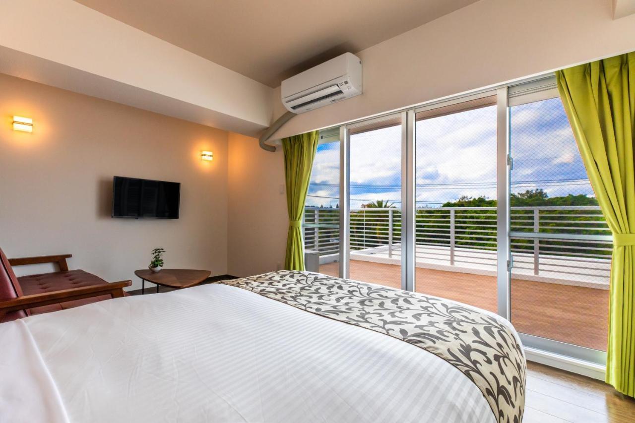 Mr Kinjo 万座ビーチ前 Lejlighedshotel Onna Eksteriør billede