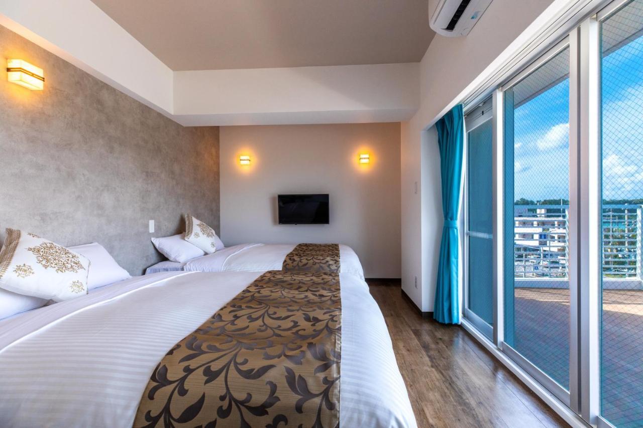 Mr Kinjo 万座ビーチ前 Lejlighedshotel Onna Eksteriør billede